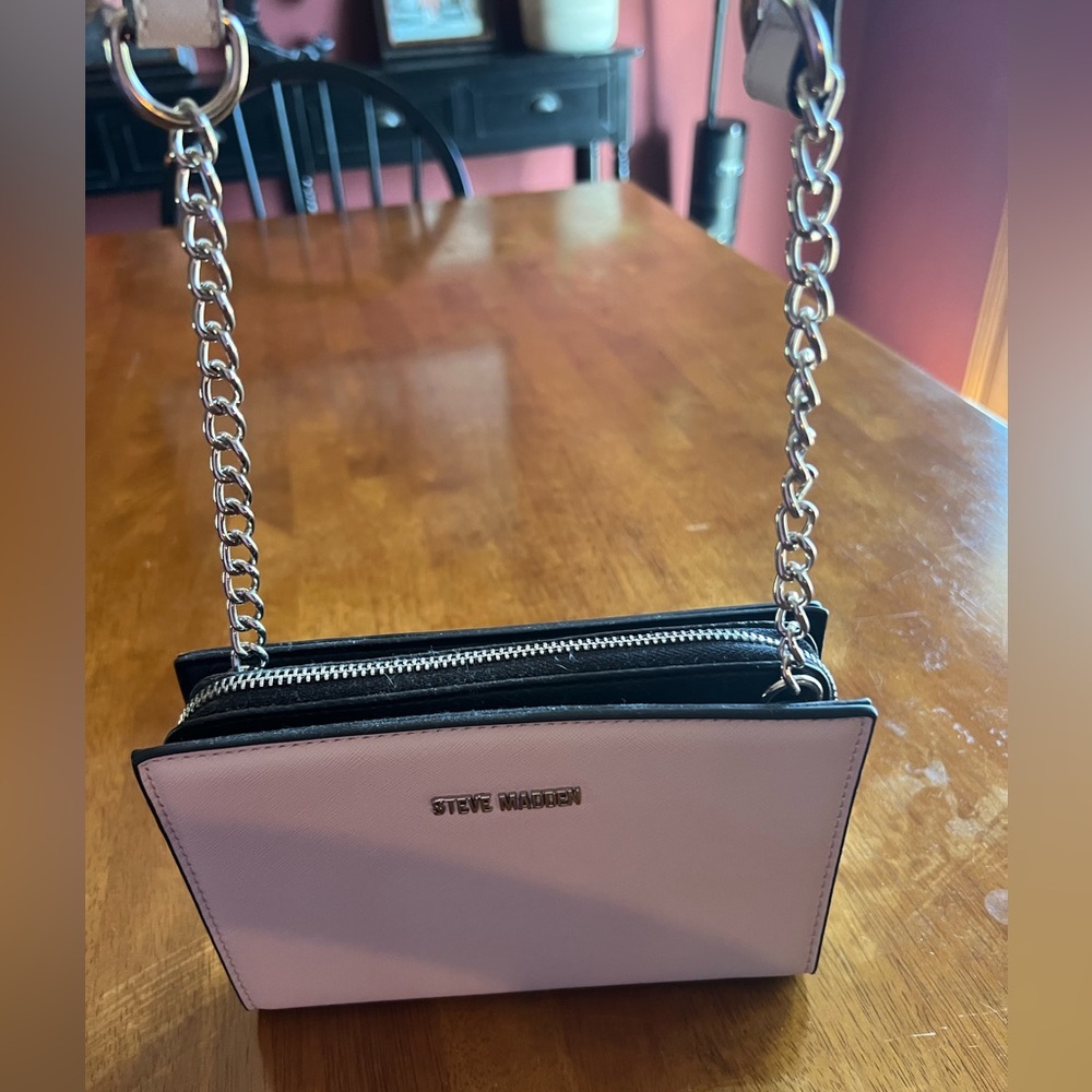 New without tags Steve Madden crossbody black and white. Lots of compartments!